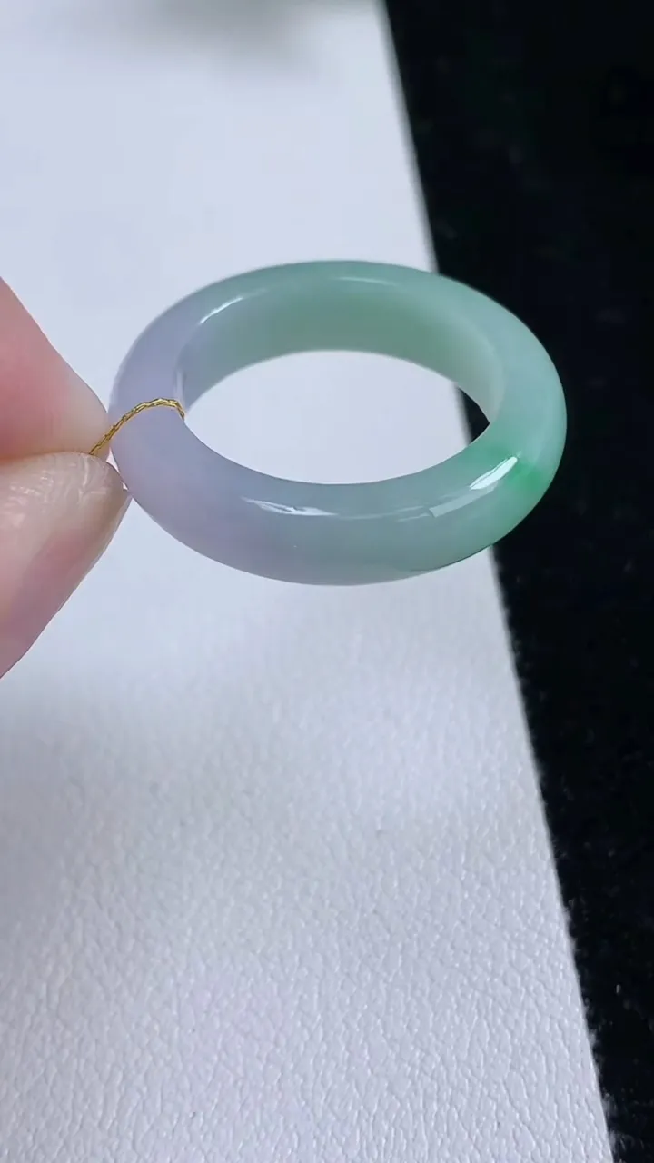 天然A货翡翠指环戒指，尺寸19-5.6-3.4，重量:4.42g2025年9月12日
工厂直销收藏佳品,种好水足，色泽均匀，有种有色，上手高大气！