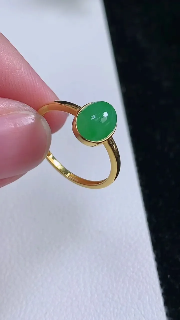 天然A货翡翠蛋面戒指，尺寸17.3-9-7，重量:1.53g2025年9月12日
工厂直销收藏佳品,种好水足，色泽均匀，有种有色，上手高大气！