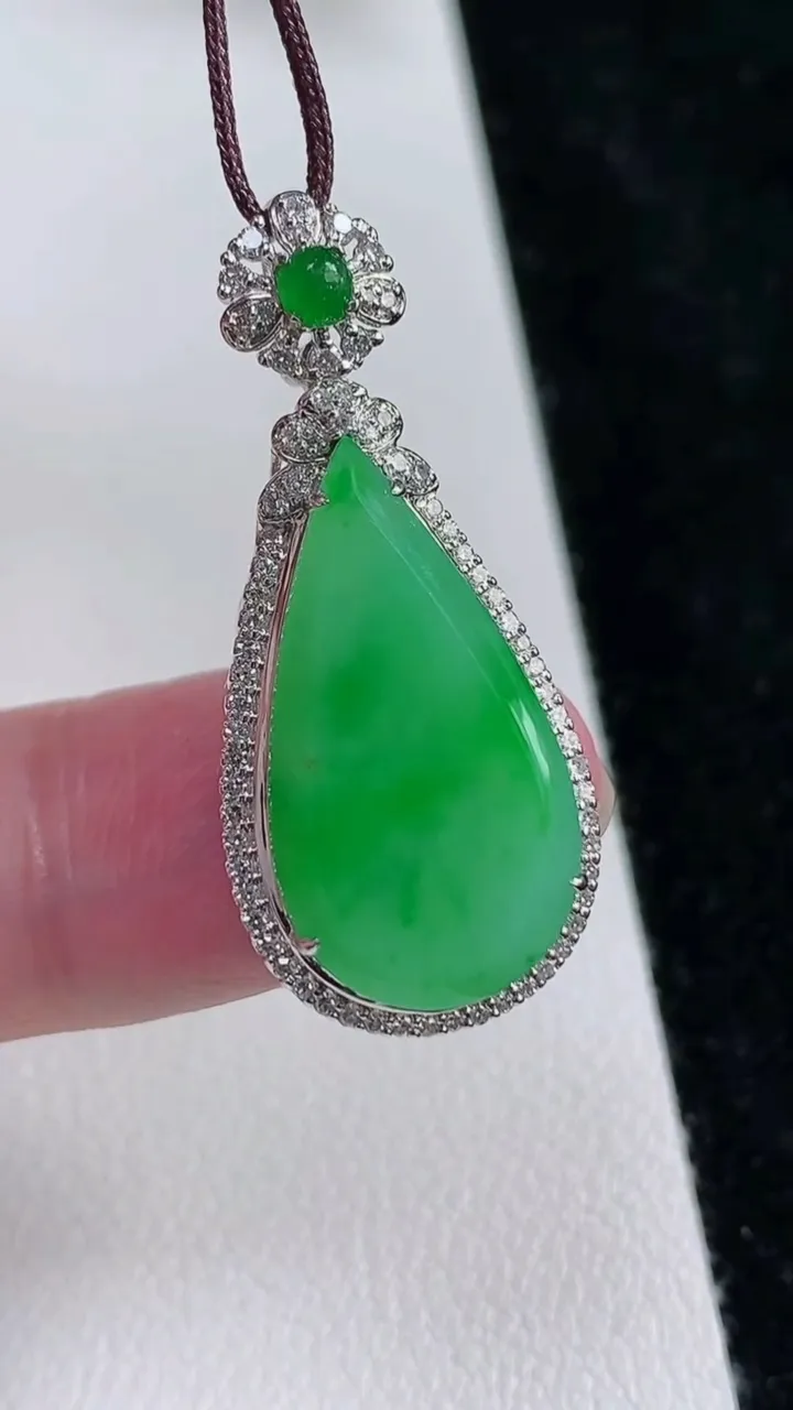 天然A货翡翠水滴吊坠，尺寸30-22-12.6-8.8，重量:4.26g
9月13日