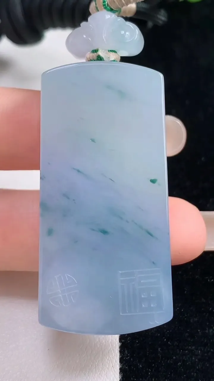 天然A货翡翠种紫罗兰飘花无事牌吊坠，尺寸48.2-23.2-7，重量:31.53g
9月13日