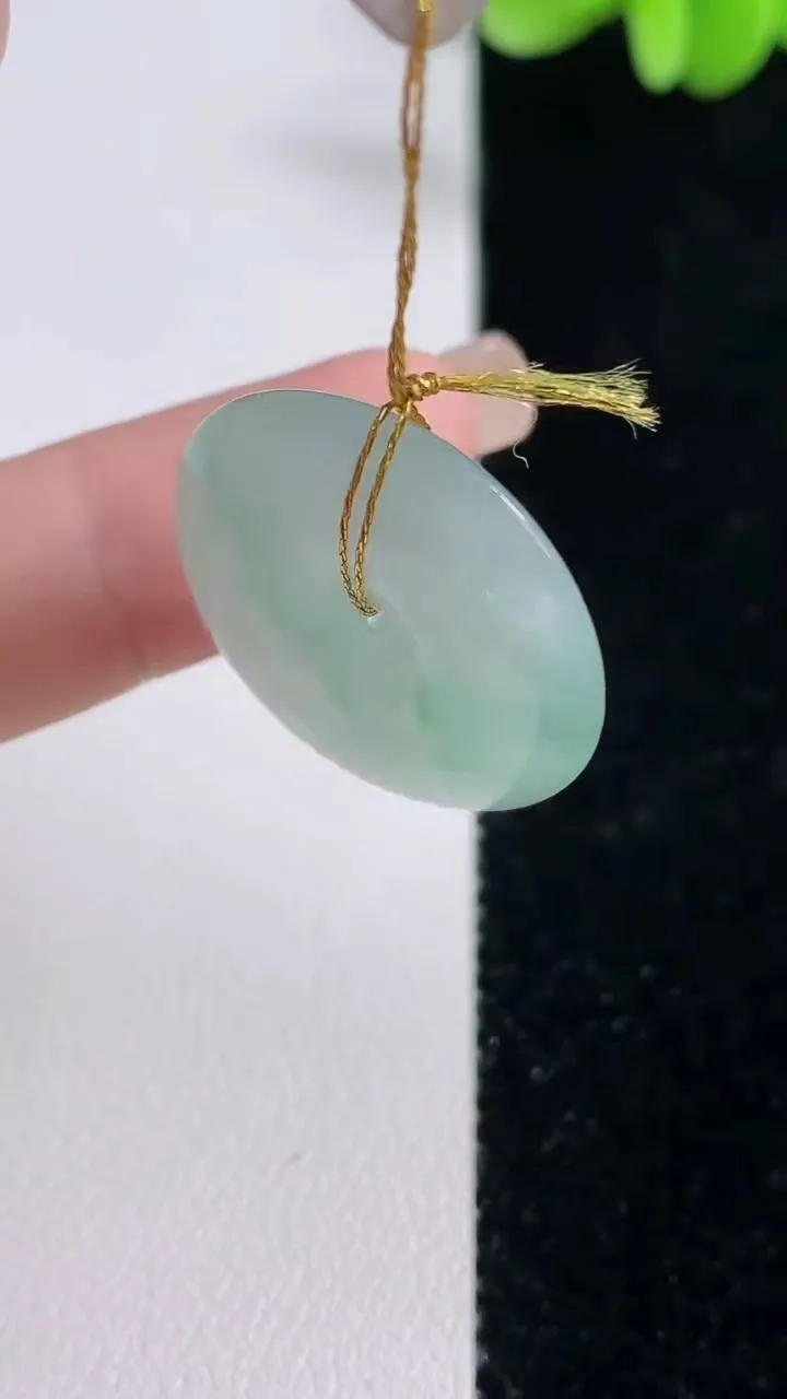 天然A货翡翠冰种飘花平安扣吊坠，尺寸23.3-5.2，重量:5.93g
9月13日