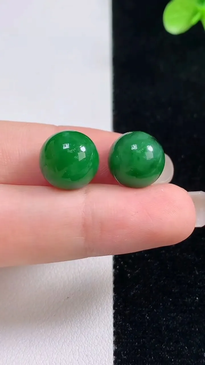 天然A货翡翠圆珠镶嵌件一对，尺寸11.7，重量:6.08g9月13日
工厂直销收藏佳品,种好水足，色泽均匀，有种有色，上手高大气！
