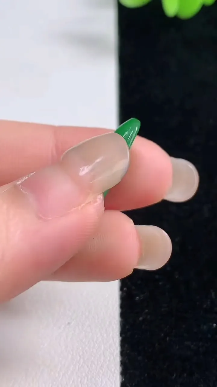天然A货翡翠福豆吊坠，尺寸26.6-12-6，重量:2.90g
9月13日