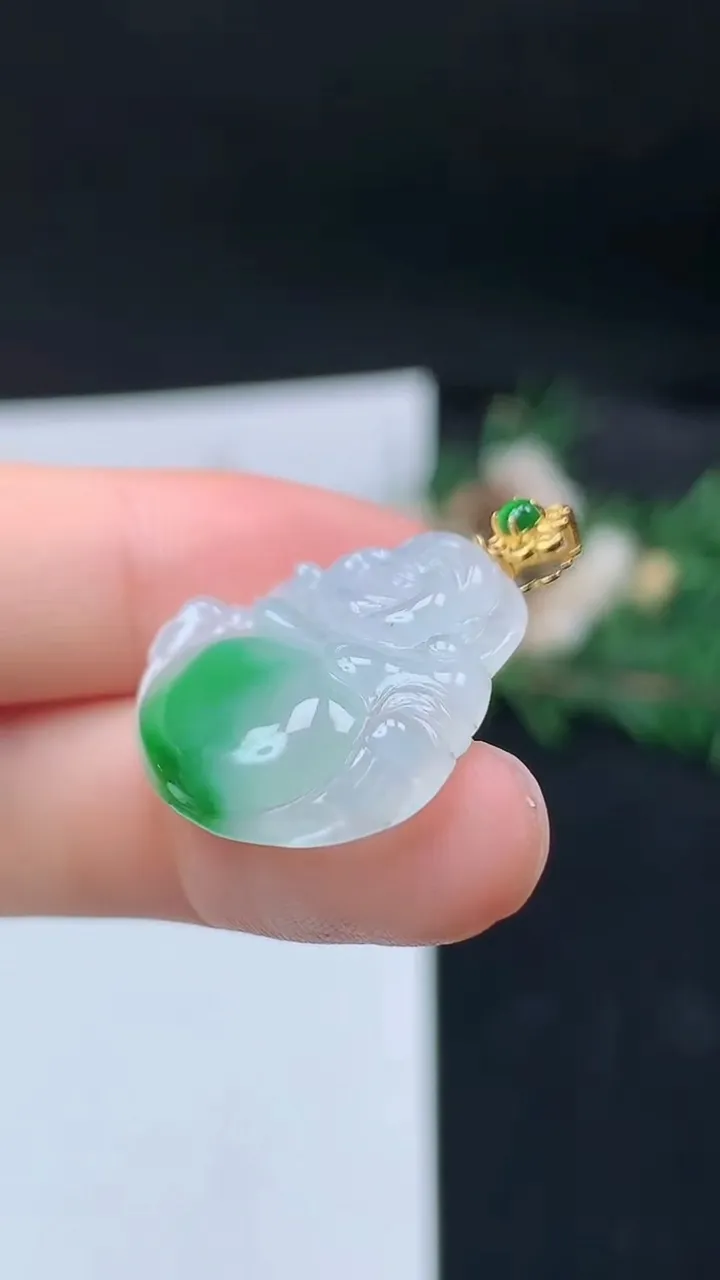 天然A货翡翠佛公吊坠，尺寸21.4-24.3-5.2，重量:4.32g
9月13日