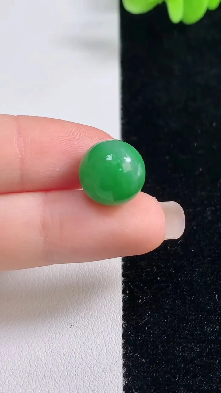 天然A货翡翠圆珠镶嵌件，尺寸12.5，重量:4.26g
9月13日
