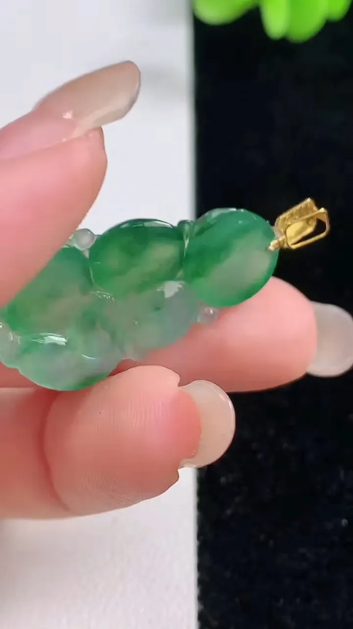 天然A货翡翠生肖猴吊坠，尺寸31.3-16.7-4，重量:3.80g
9月13日