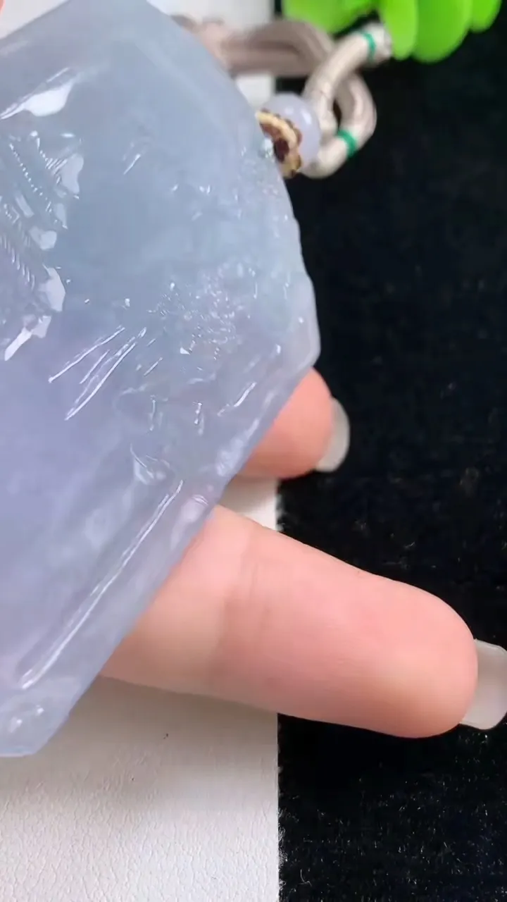 天然A货翡翠种紫罗兰山水牌吊坠，尺寸65.8-45.3-8.6，重量:54.66g
9月13日