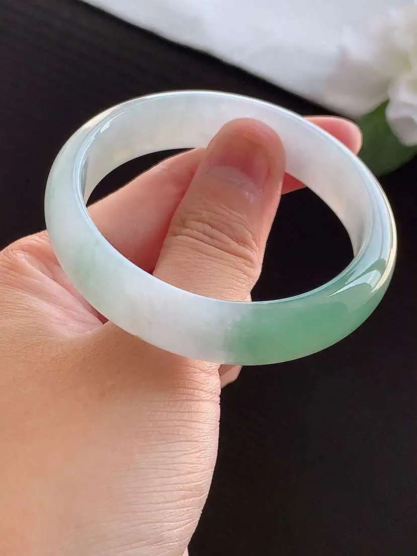 a货翡翠老坑冰种飘绿贵妃手镯52-53小圈口  尺寸52.8×46.5×12.3×6.5mm 重量3