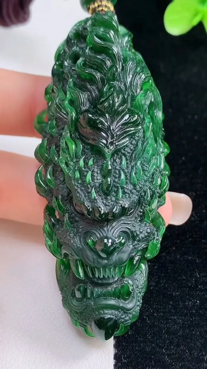 天然A货翡翠龙牌吊坠，尺寸77.2-30.8-18.8，重量:58.88g
9月13日