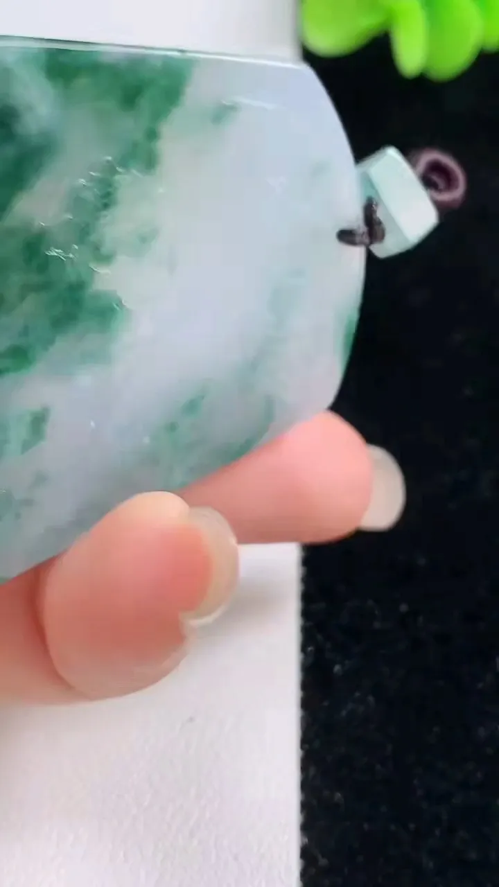 天然A货翡翠牌吊坠，尺寸51-41.2-5.3，重量:27.00g
9月13日