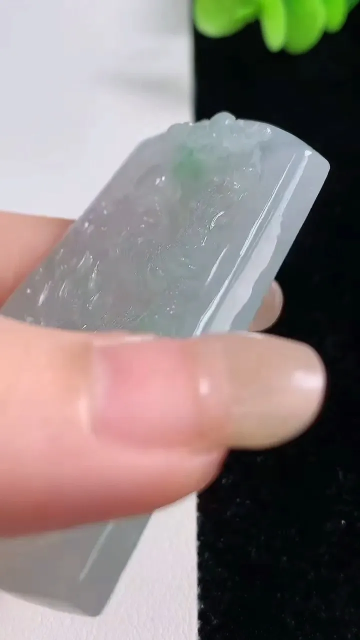 天然A货翡翠山水牌吊坠，尺寸60.2-42-5.5，重量:33.42g
9月13日