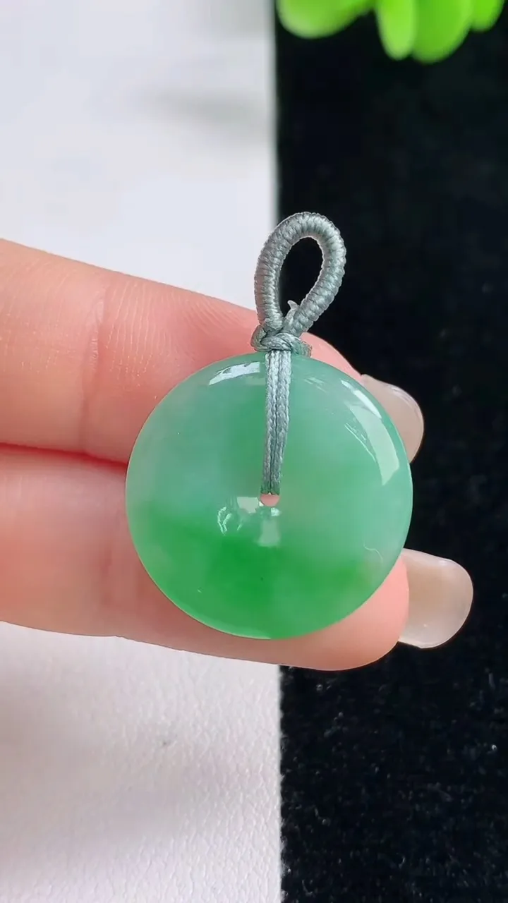 天然A货翡翠平安扣吊坠，尺寸23.5-4，重量:5.90g
9月13日