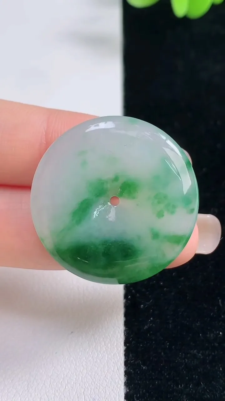 天然A货翡翠平安扣吊坠，尺寸29.7-4.5，重量:9.00g
9月13日