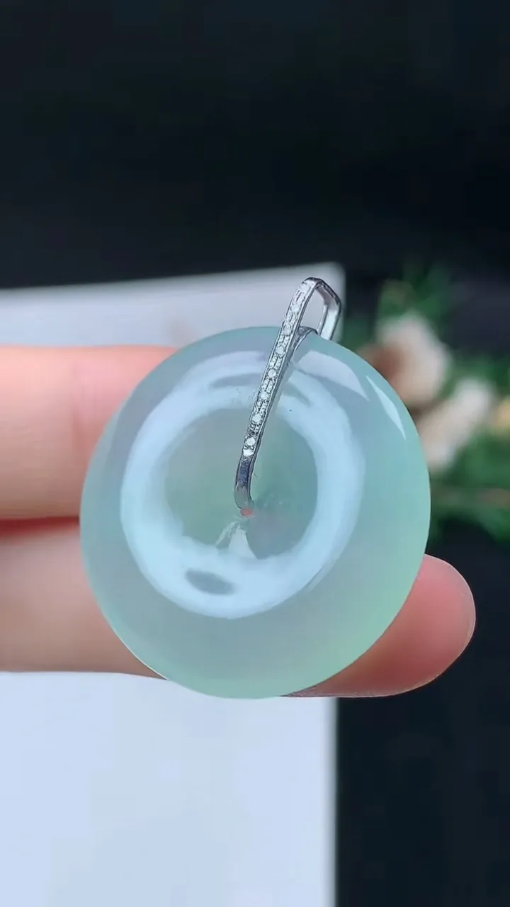 天然A货翡翠平安扣吊坠，尺寸27.6-5.7，重量:9.00g
9月13日