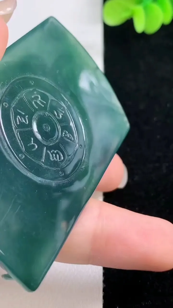 天然A货翡翠蓝水御龙不动明王吊坠，尺寸67.5-40-7.7，重量:49.40g
9月13日