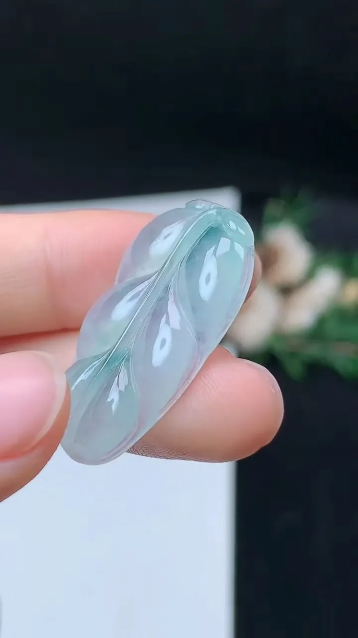 天然A货翡翠飘花金枝玉叶 叶子吊坠，尺寸30.2-18-3.7，重量:3.84g
9月13日