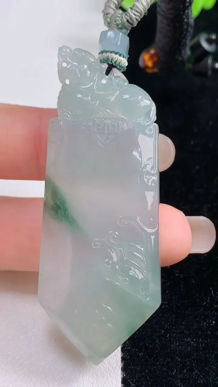 天然A货翡翠冰种飘花仿古无事牌吊坠，尺寸62.5-24-5.4，重量:20.60g
9月13日