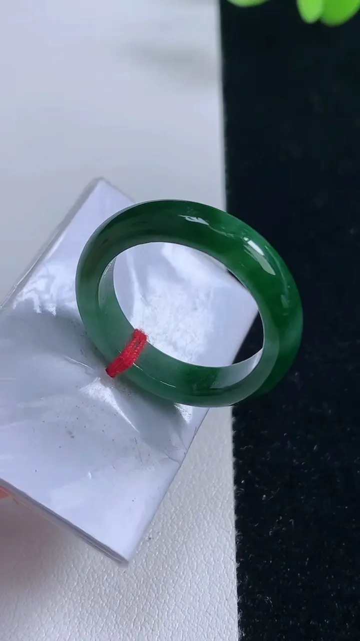 天然A货翡翠指环戒指，尺寸20.5-5-3，重量:5.13g2025年9月13日
工厂直销收藏佳品,