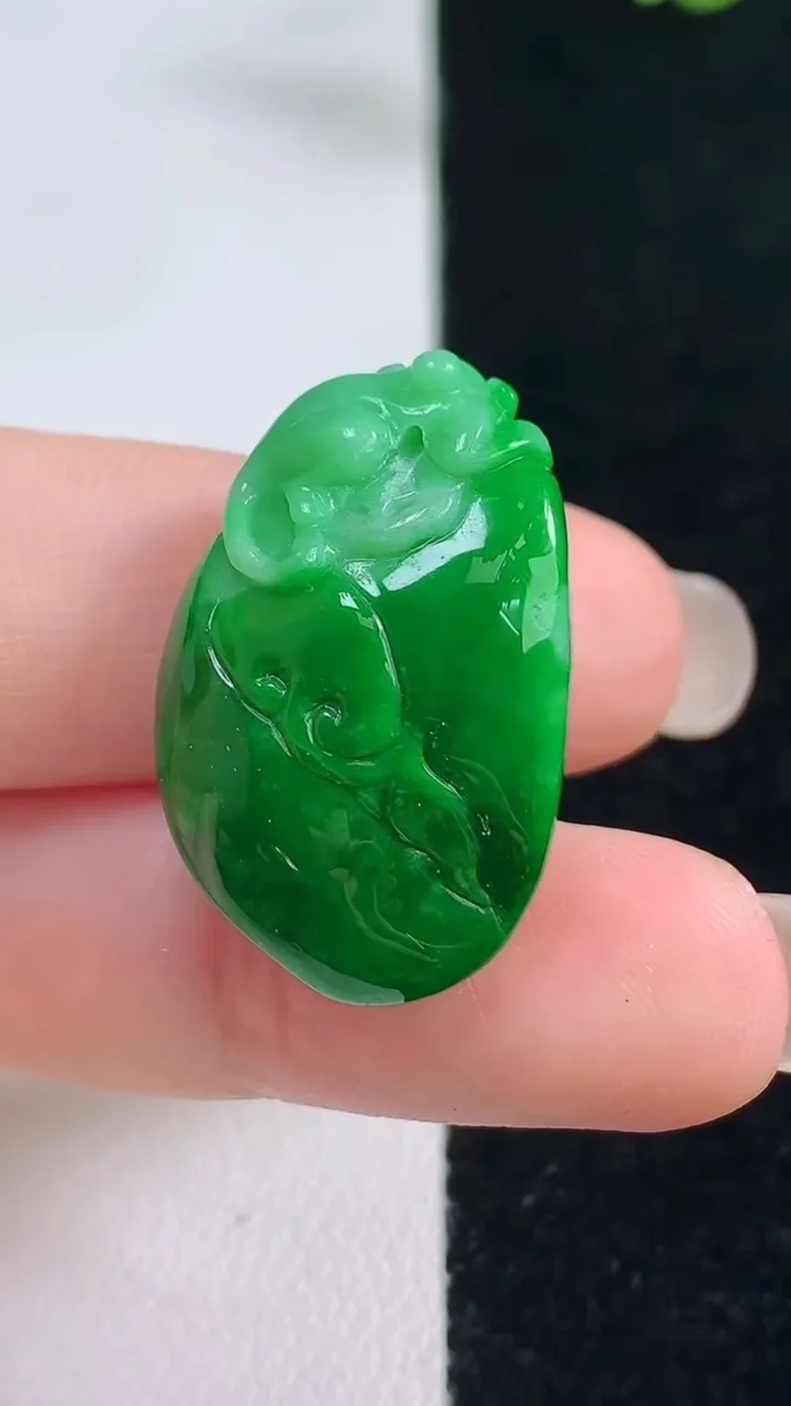天然A货翡翠寿桃吊坠，尺寸27.3-17.5-11.8，重量:9.15g
9月13日