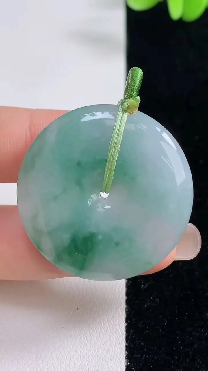 天然A货翡翠冰种飘花平安扣吊坠，尺寸33.6-5.7，重量:14.76g
9月13日