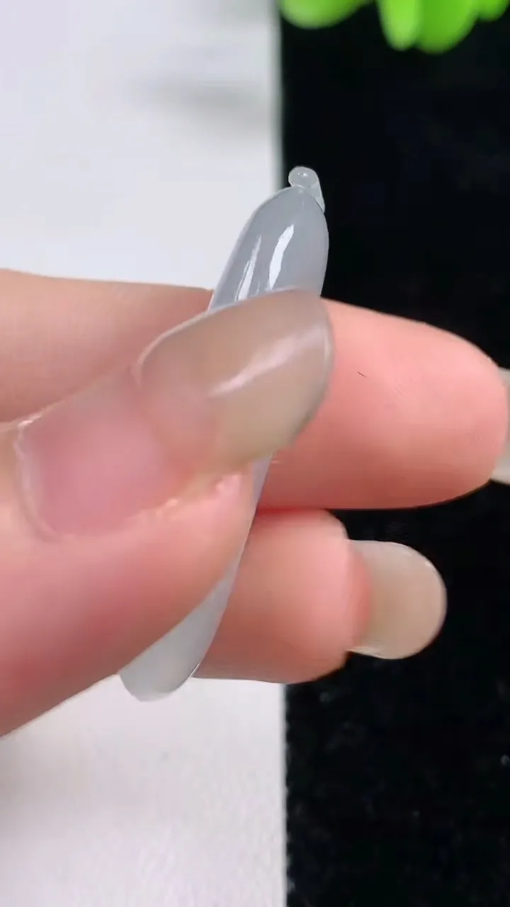 天然A货翡翠福瓜吊坠，尺寸35-12.8-5.5，重量:5.83g
9月13日
