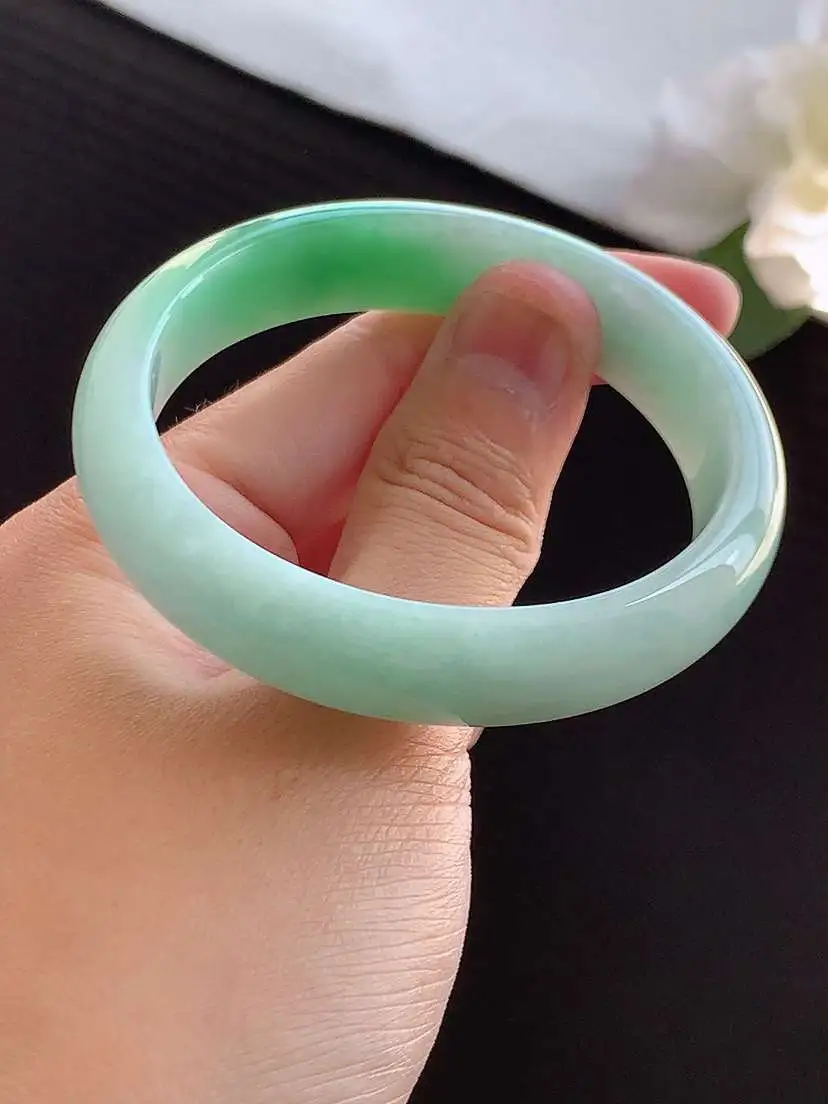 a货翡翠老坑冰种飘绿贵妃手镯53-54圈口  尺寸53.3×46.7×13×6.3mm 重量43.36g 0911