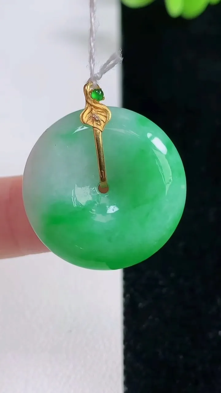天然A货翡翠平安扣吊坠，尺寸23.7-6.2，重量:8.75g
9月13日