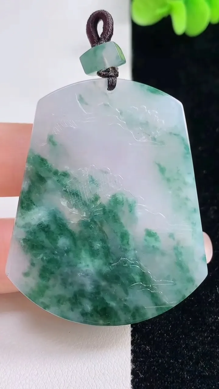 天然A货翡翠牌吊坠，尺寸51-41.2-5.3，重量:27.00g
9月13日