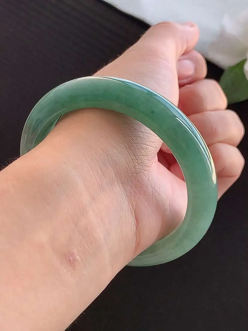 a货翡翠老坑冰润飘花正装正圈手镯58-59圈口  尺寸58.8×12.3×8.8mm 重量65.15g 0911