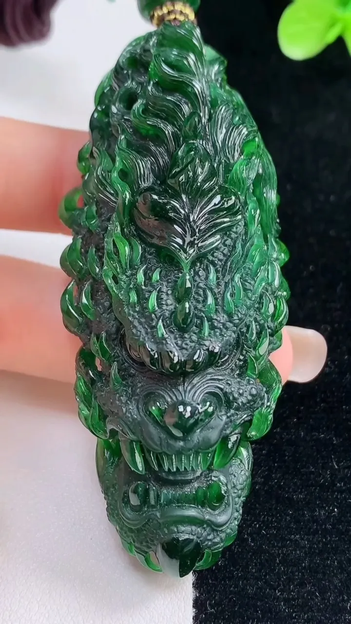 天然A货翡翠龙牌吊坠，尺寸77.2-30.8-18.8，重量:58.88g
9月13日