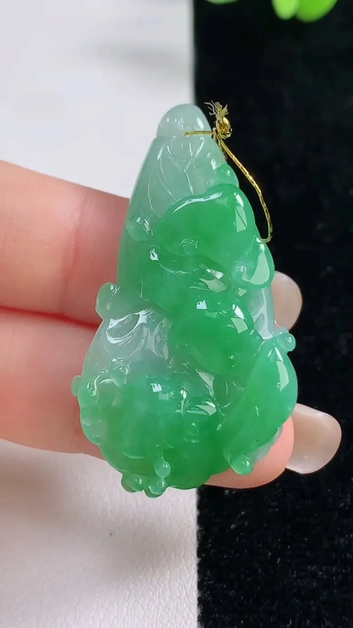 天然A货翡翠白菜吊坠，尺寸42.2-24-7.6，重量:9.07g
9月13日