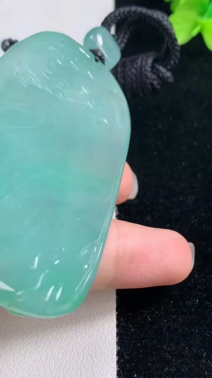 天然A货翡翠大势至观音菩萨吊坠，尺寸69.8-42.2-8，重量:54.29g
9月13日