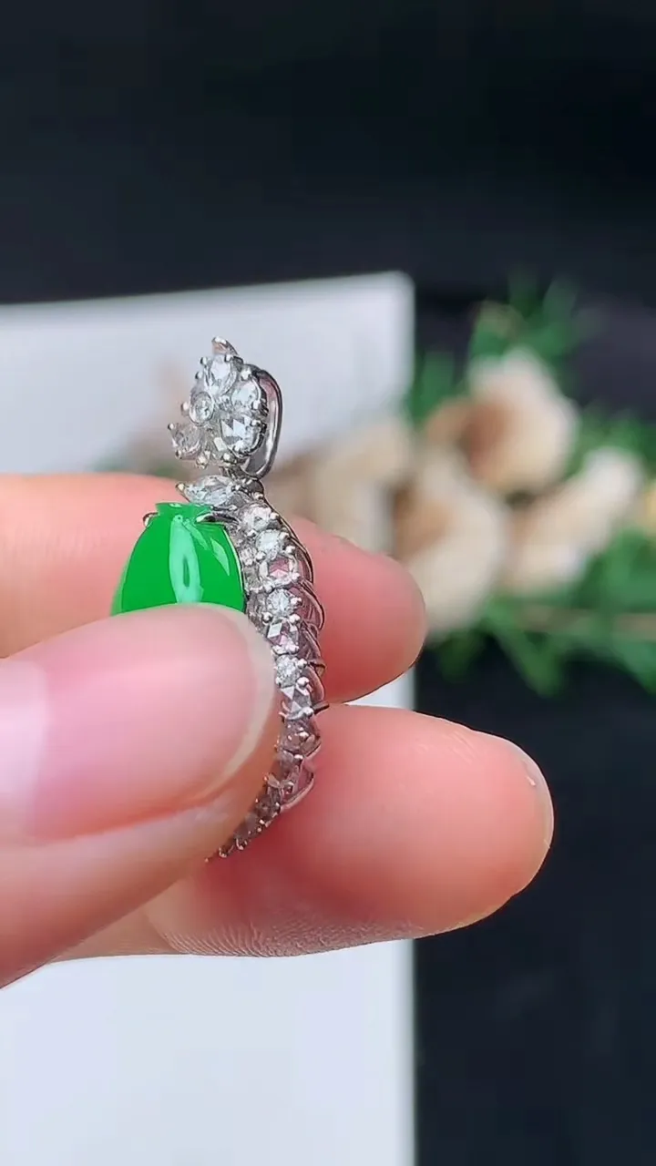 天然A货翡翠葫芦吊坠，尺寸26.8-15-10，裸石16.9-11.6，重量:4.65g
9月13日，重量:4.65g
