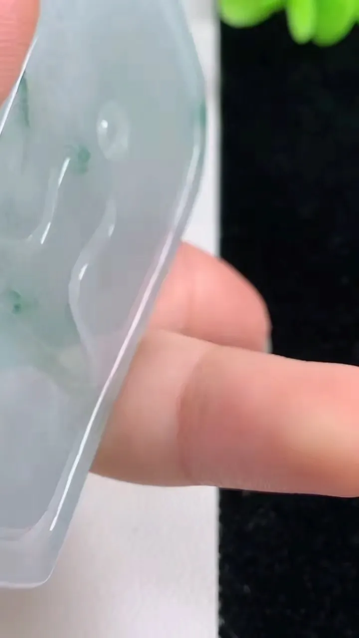 天然A货翡翠冰种飘花不动明王吊坠，尺寸76-41.1-6.5，重量:41.87g
9月13日