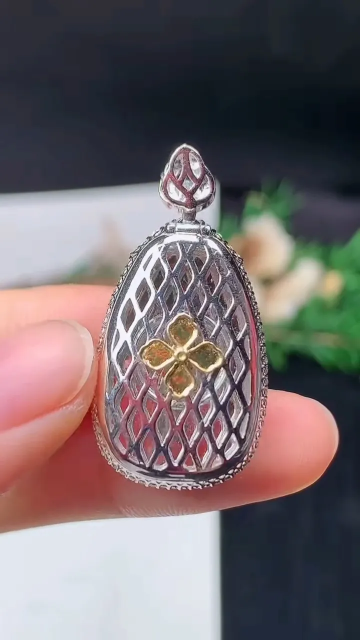 天然A货翡翠福贝吊坠，尺寸35-18-10，裸石23.9-16，重量:8.35g
9月13日