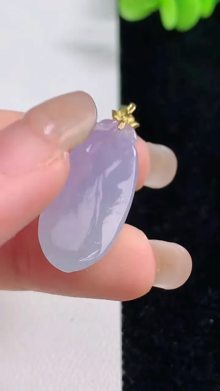 天然A货翡翠18k春带彩紫罗兰福瓜吊坠，尺寸28.4-13.3-5.4，重量:3.84g
9月13日