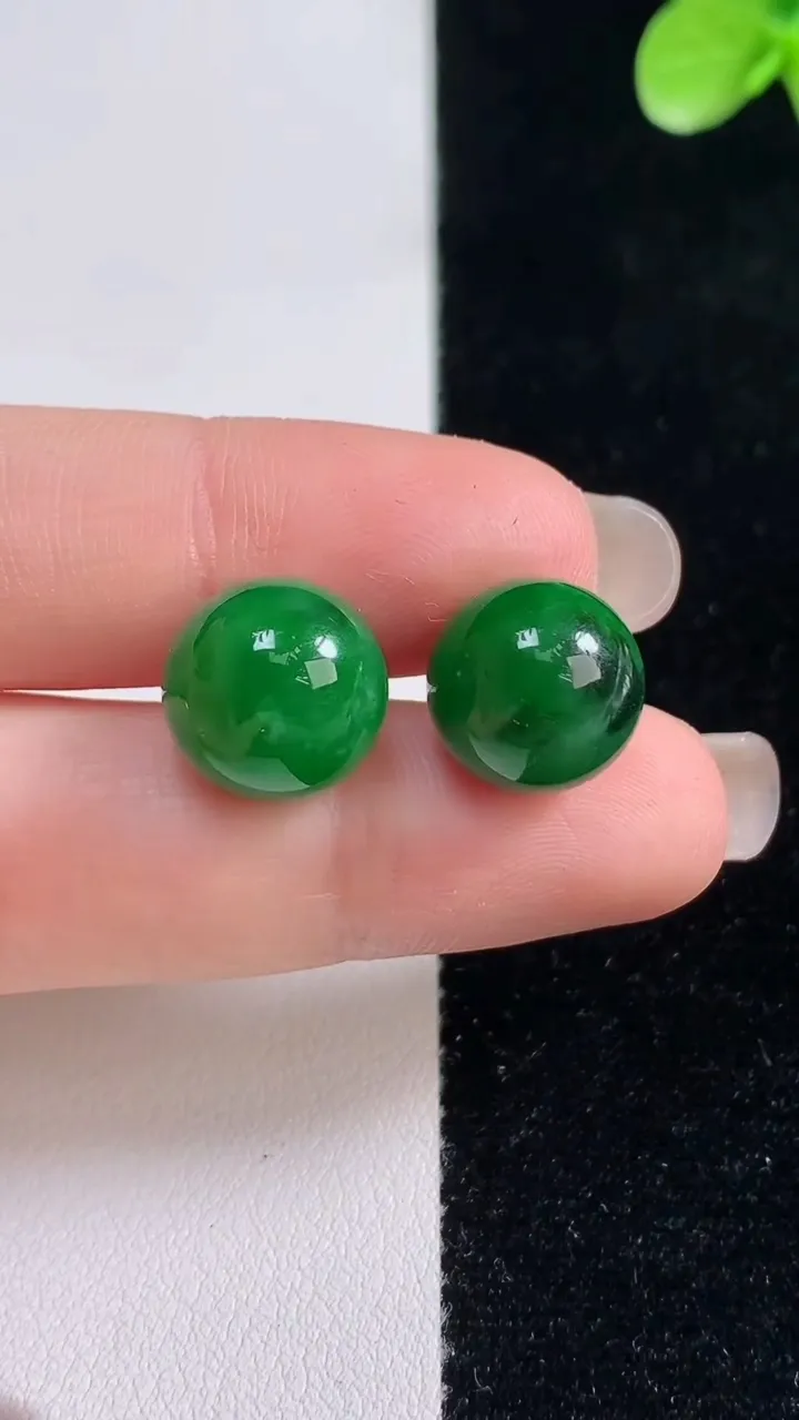 天然A货翡翠圆珠镶嵌件一对，尺寸11.7，重量:6.08g9月13日
工厂直销收藏佳品,种好水足，色泽均匀，有种有色，上手高大气！