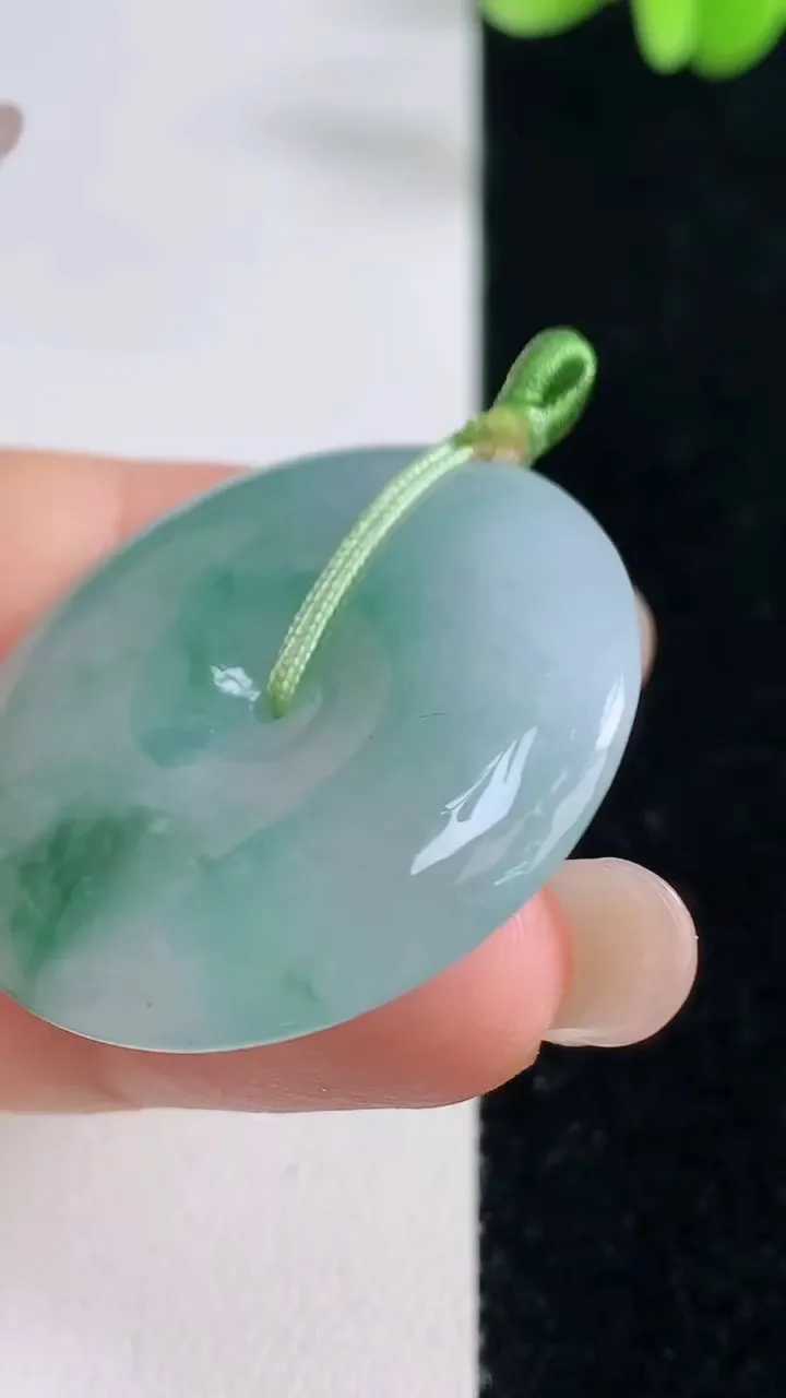 天然A货翡翠冰种飘花平安扣吊坠，尺寸33.6-5.7，重量:14.76g
9月13日