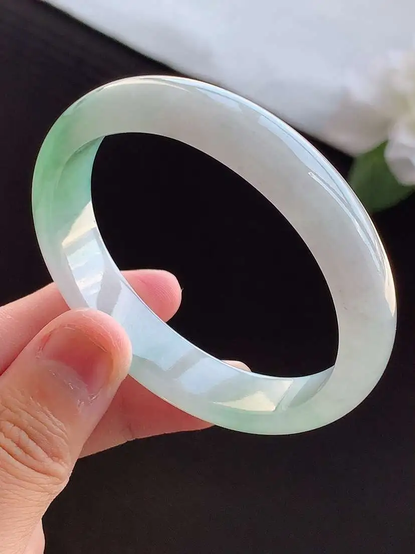 a货翡翠老坑冰种飘绿贵妃手镯52-53小圈口  尺寸52.8×46.5×12.3×6.5mm 重量38.75g 0911