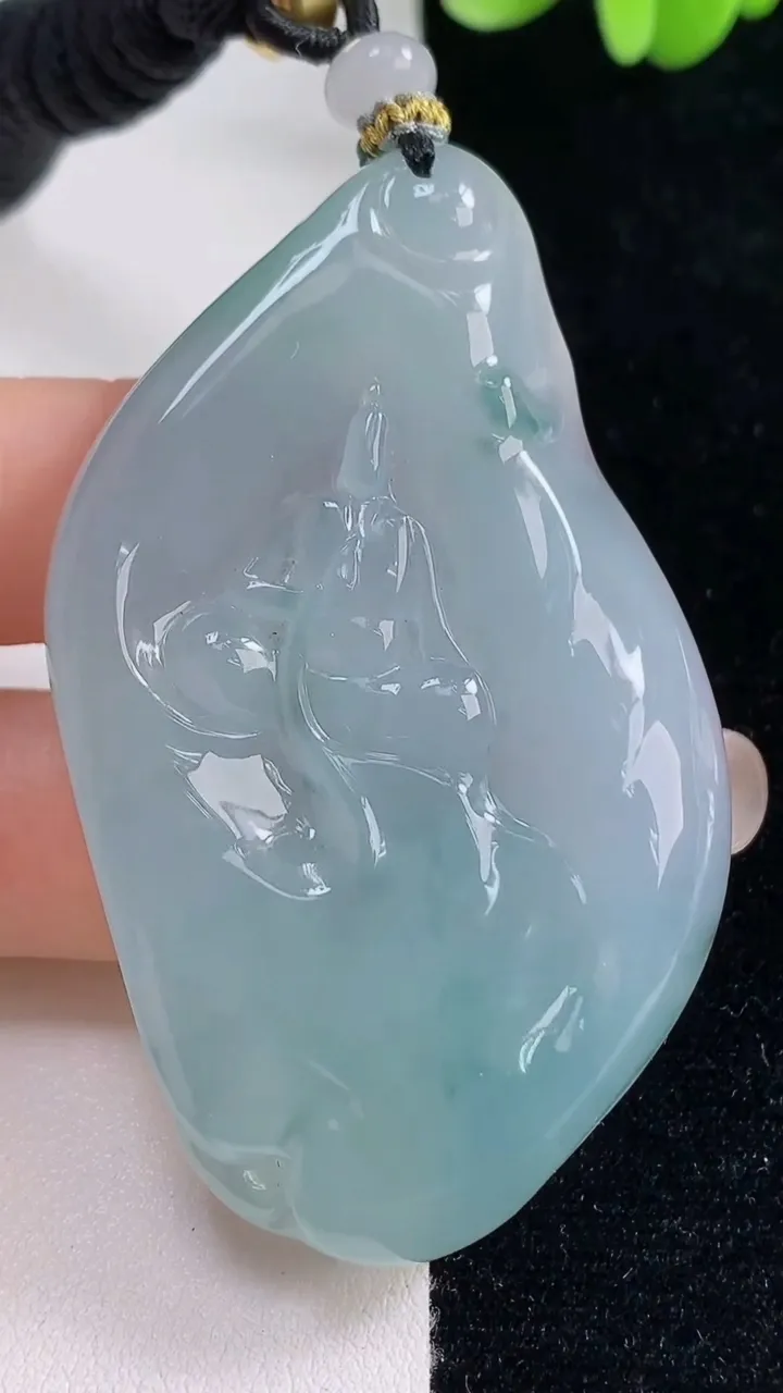 天然A货翡翠种飘花无相观音吊坠，尺寸62.6-38-8.4，重量:43.00g
9月13日