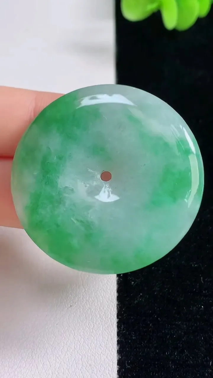 天然A货翡翠平安扣吊坠，尺寸39.4-5，重量:19.24g
9月13日
