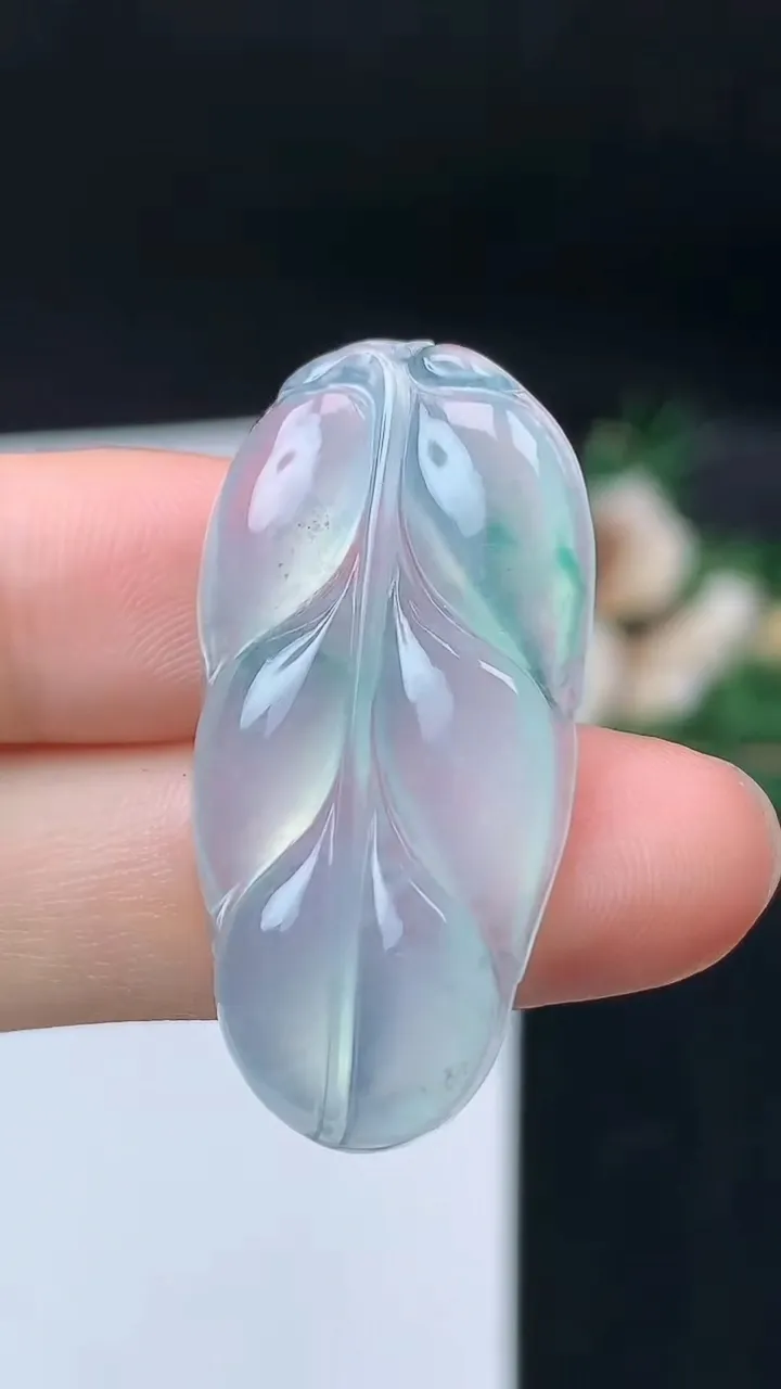 天然A货翡翠金枝玉叶 叶子吊坠，尺寸35.3-18-4，重量:4.82g
9月13日