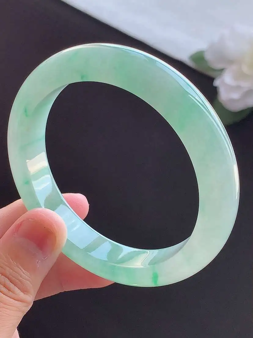 a货翡翠老坑冰种飘绿正装正圈手镯57-58圈口  尺寸57×12.3×8.5mm 重量62.83g 