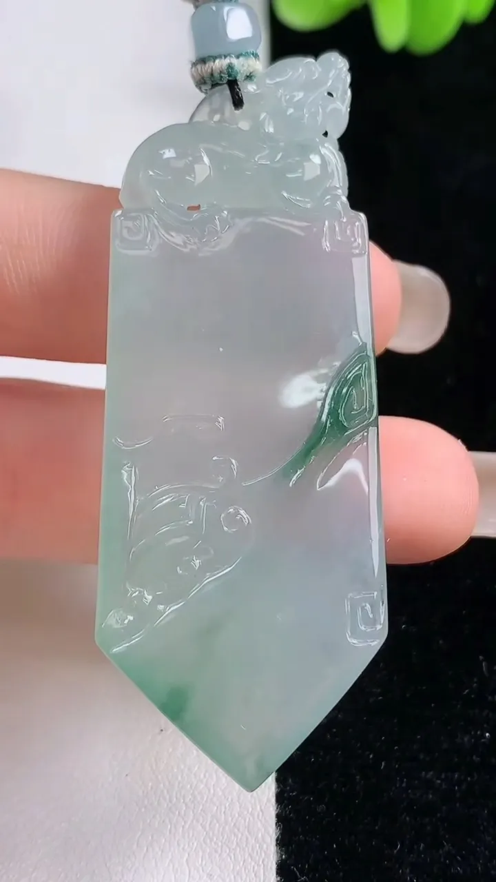 天然A货翡翠冰种飘花仿古无事牌吊坠，尺寸62.5-24-5.4，重量:20.60g
9月13日