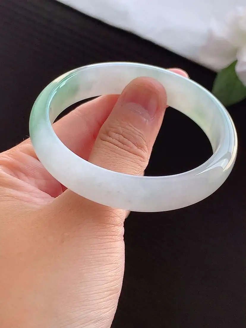 a货翡翠老坑冰种飘绿贵妃手镯52-53小圈口  尺寸52.8×46.5×12.3×6.5mm 重量38.75g 0911