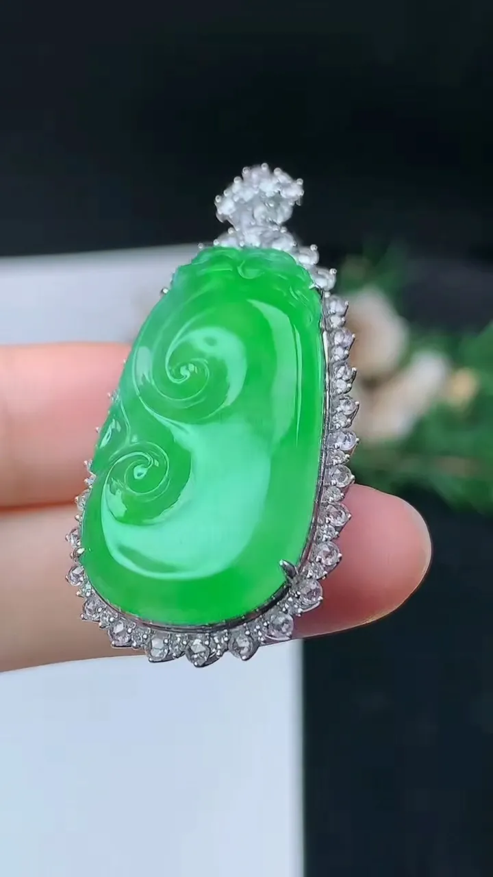 天然A货翡翠如意吊坠，尺寸43.2-21.4-10，裸石31.3-17.2，重量:10.00g
9月13日，重量:10.00g