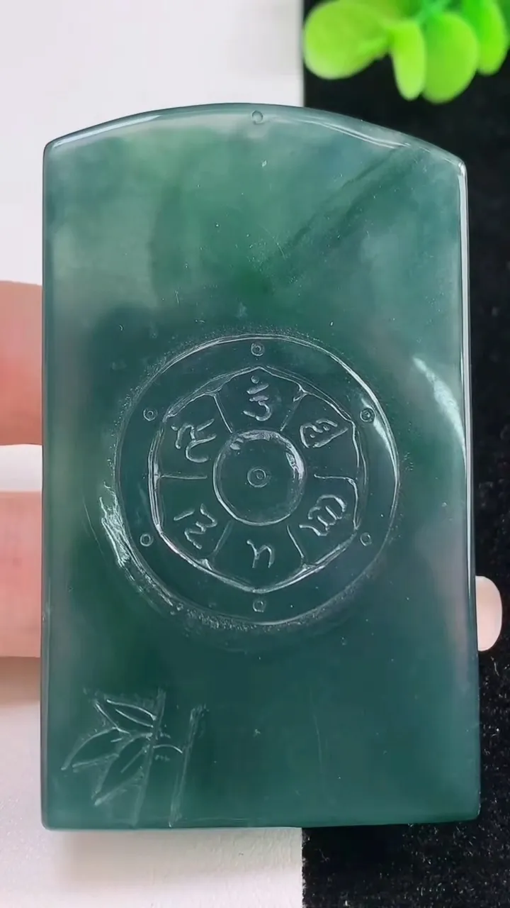 天然A货翡翠蓝水御龙不动明王吊坠，尺寸67.5-40-7.7，重量:49.40g
9月13日