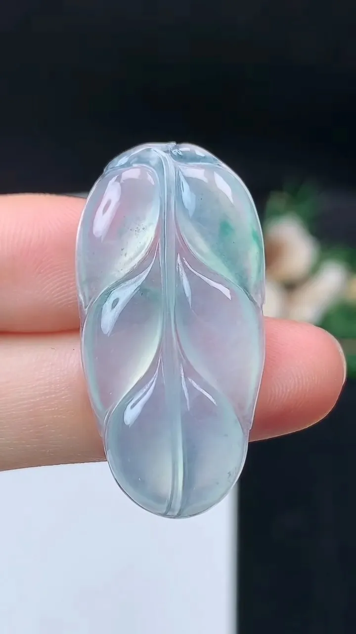 天然A货翡翠金枝玉叶 叶子吊坠，尺寸35.3-18-4，重量:4.82g
9月13日
