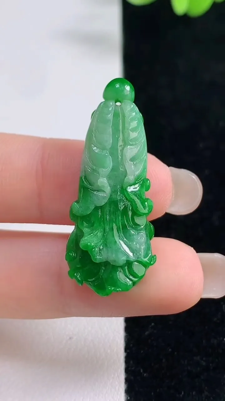天然A货翡翠白菜吊坠，尺寸35-13.4-6.4，重量:4.95g
9月13日