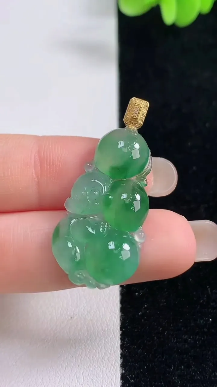 天然A货翡翠生肖猴吊坠，尺寸31.3-16.7-4，重量:3.80g
9月13日